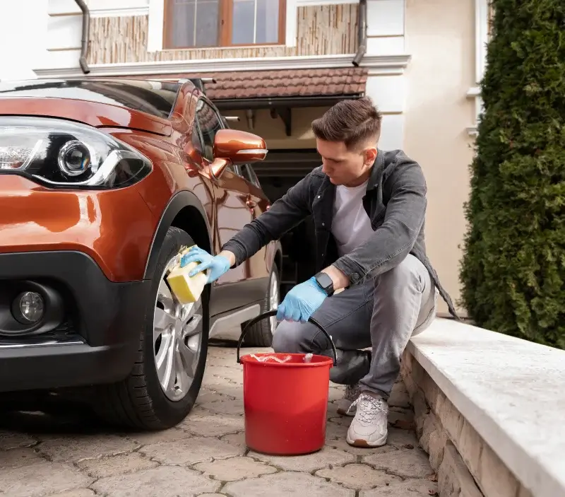 Lavage auto à domicile Benquet : professionnel intervenant sur un véhicule